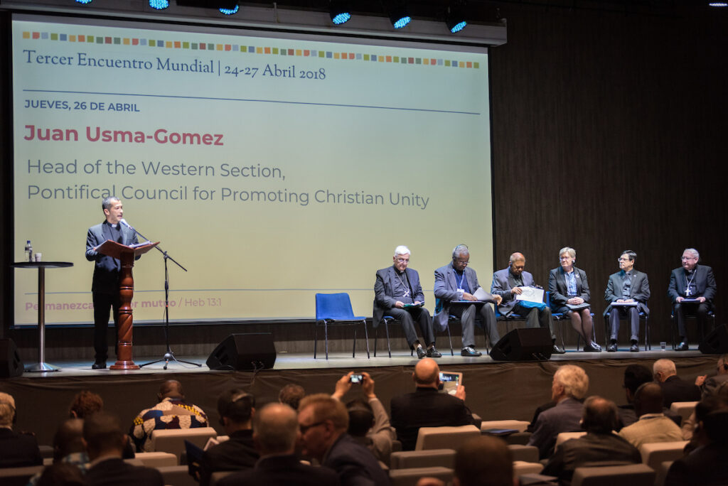 Juan Uzma-Gomez, líder del Consejo Pontificio para la Promoción de la Unidad Cristiana comparte un mensaje del Papa Francisco al Foro Cristiano Mundial en ocasión del encuentro en Bogotá, Colombia. Foto: Albin Hillert/CMI